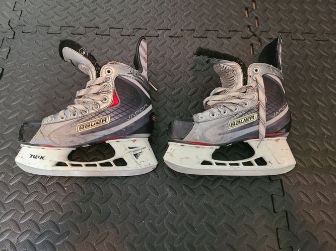 Junior Used Bauer Vapor X:20 Hockey Skates Regular Width Size 4