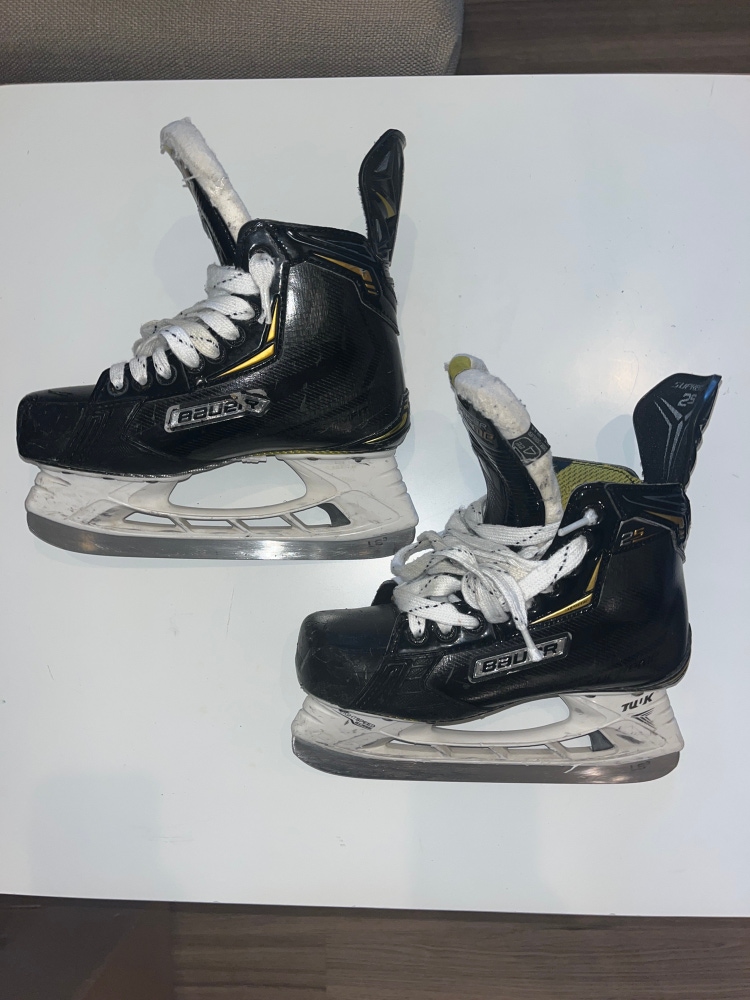Used Bauer Extra Wide Width  Size 4 Supreme 2S Hockey Skates