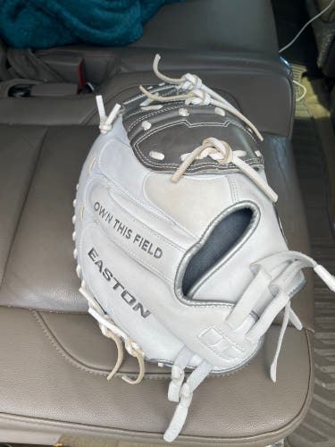 Easton 34” Jen Schroeder Signature professional Collection Fastpitch Softball Catcher’s Mitt