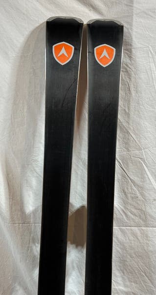 Dynastar Outland 75 156cm 120-75-110 r=13m Rock Skis LOOK XPress
