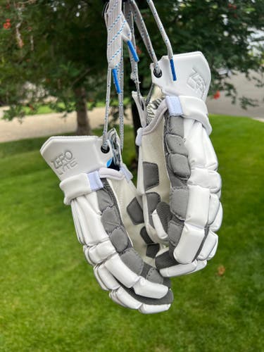 New True Zerolyte Goalie Gloves 12"