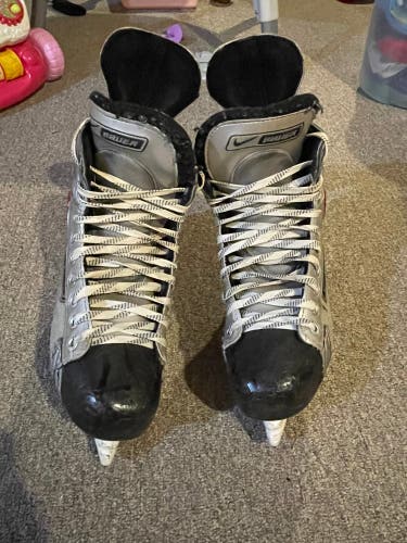 Used Bauer Regular Width Size 9.5 Vapor XXII Hockey Skates
