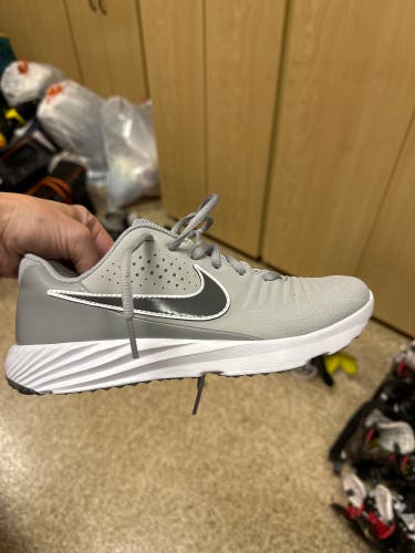 Brand new! Nike alpha huarache Youth turf shoe - Size 4.5Y