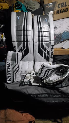 34+2 Vaughn Velocity VE8 XFP Leg Pads, Pro Carbon gloves