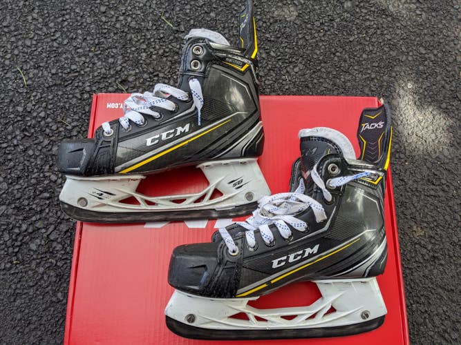 Junior CCM Tacks 9090 Hockey Skates Size 5.5