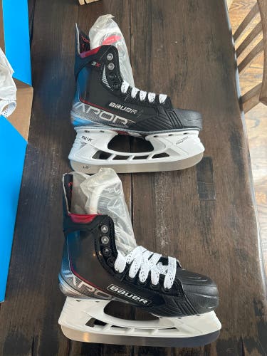 New Bauer Regular Width Size 4 Vapor 3X Hockey Skates