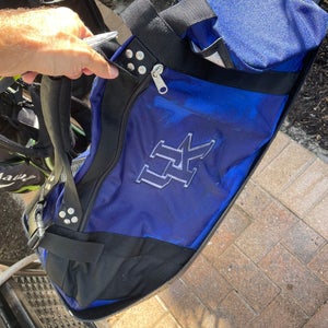 The original club glove rolling wheels travel bag in blu with UK logo