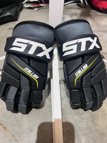 Used Player's STX Medium Stallion 200 Lacrosse Gloves