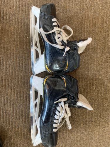 Senior Bauer Regular Width  Size 9 2s pro Hockey Goalie Skates