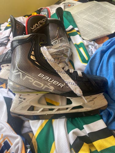 Used Bauer   Size 5.5 Vapor Hyperlite Hockey Skates