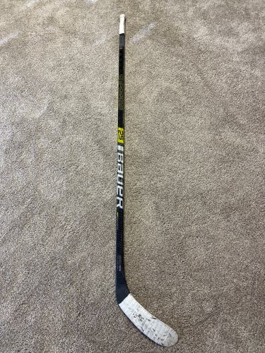 Senior Right Handed P28 Supreme 2S Pro Hockey Stick