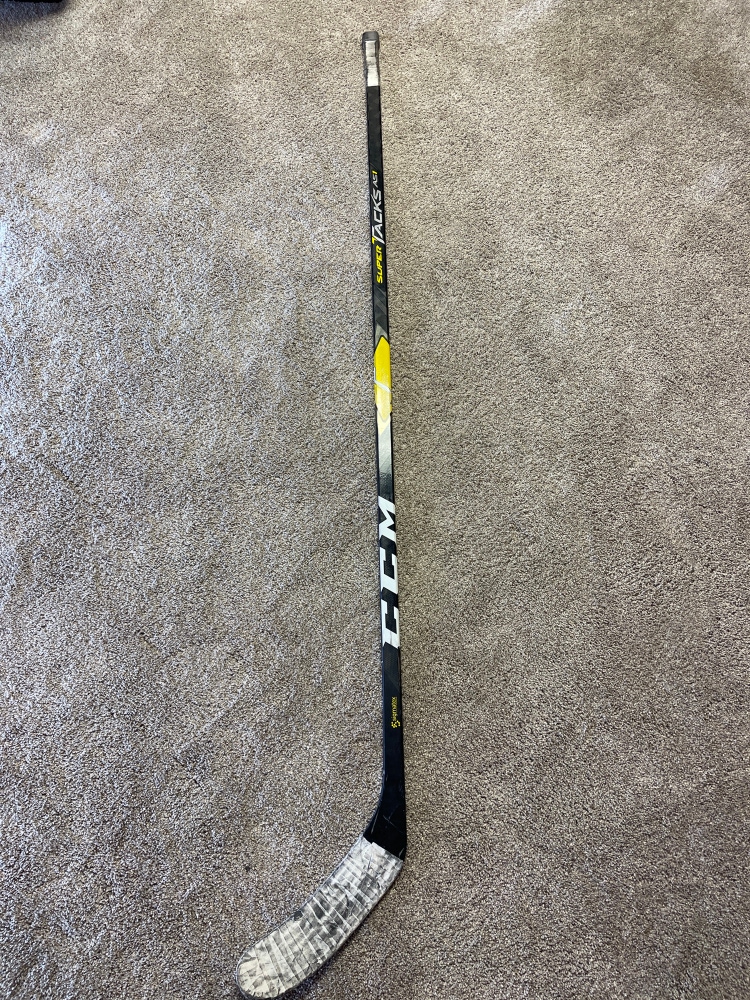 Senior Right Handed P28M Super Tacks AS1 Hockey Stick