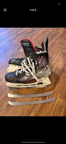 Used Bauer Regular Width  Size 9 Vapor Hyperlite Hockey Skates