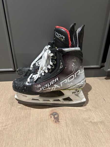 Senior Bauer Size 8.5 Vapor Hyperlite Hockey Skates (new holders)