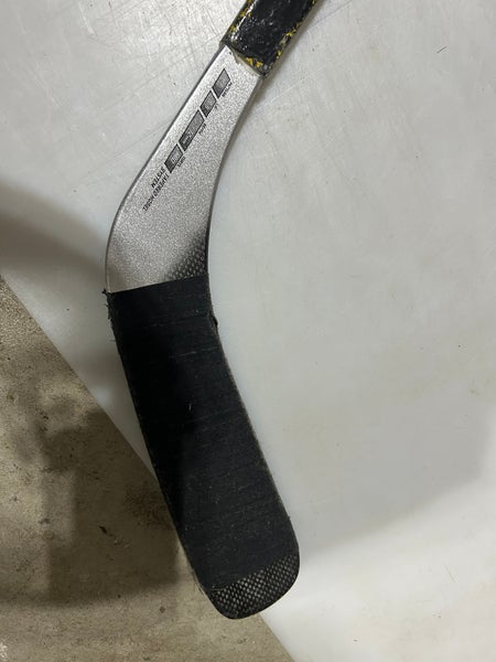 Easton Synthesis Grip hockey shaft with new blade 100 Flex LH Sakic blade