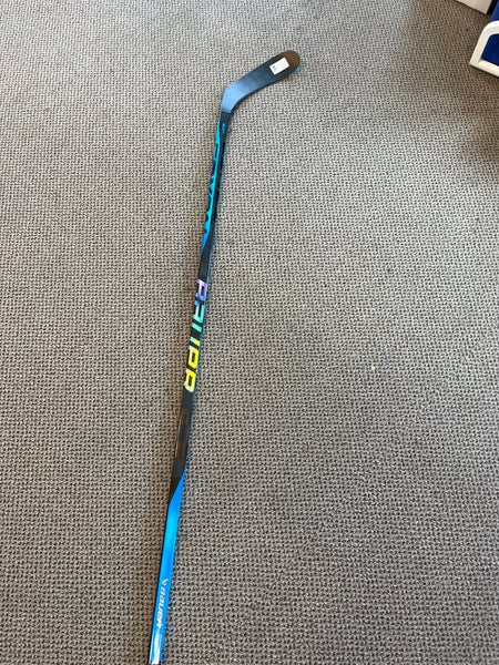Senior Right Handed P28 Nexus Sync Hockey Stick