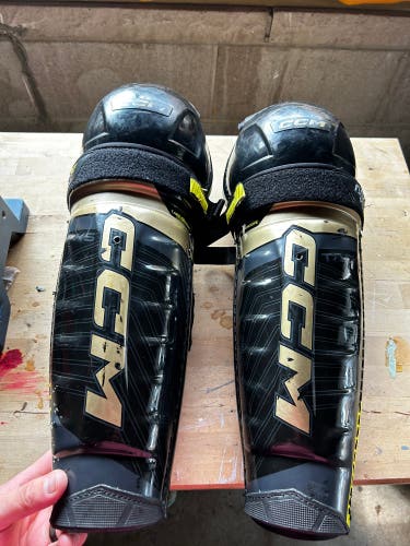CCM super tacks AS-V Pro shin pads