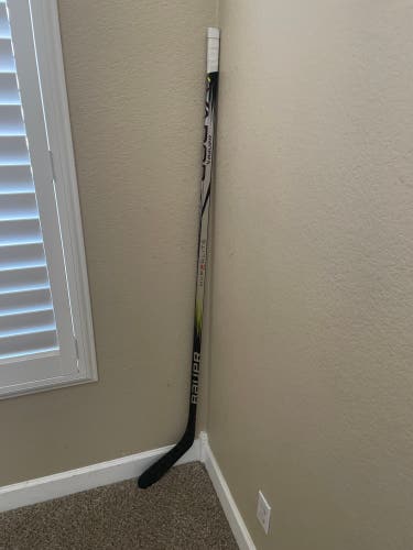 Intermediate Right Handed P92 Vapor Hyp2rlite Hockey Stick