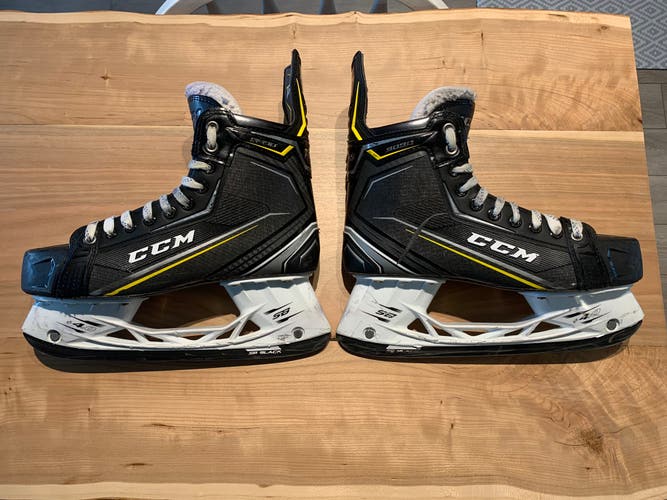 Used CCM Regular Width Size 9.5 Tacks 9090 Hockey Skates