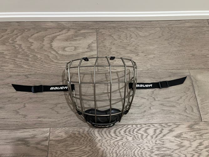 Medium Bauer Re-Akt Titanium Cage