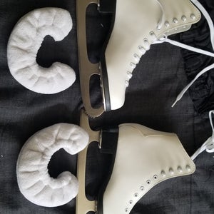 New CCM Finesse Figure Skates Size 5.5