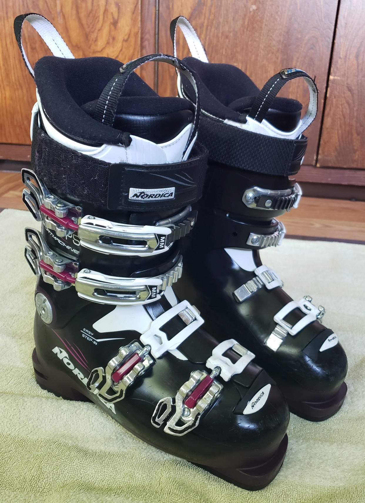 WOMENS 7 SKI BOOTS NORDICA SPORT MACHINE 75 ADULT *USED/NEWER STYLE* NEW SOLES* CLEAN 285mm