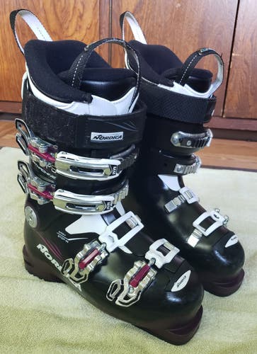 WOMENS 7 SKI BOOTS NORDICA SPORT MACHINE 75 ADULT *USED/NEWER STYLE* NEW SOLES* CLEAN 285mm