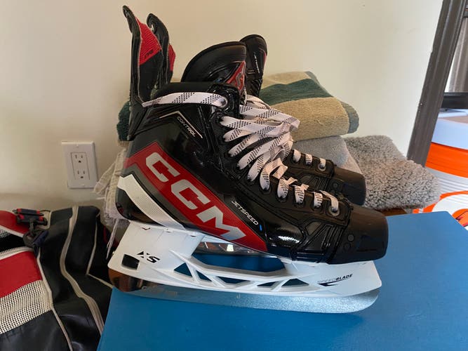 New CCM Regular Width Size 9.5 JetSpeed Control Hockey Skates