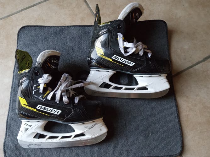 Junior Used Bauer Supreme Matrix Hockey Skates Regular Width Size 2.5