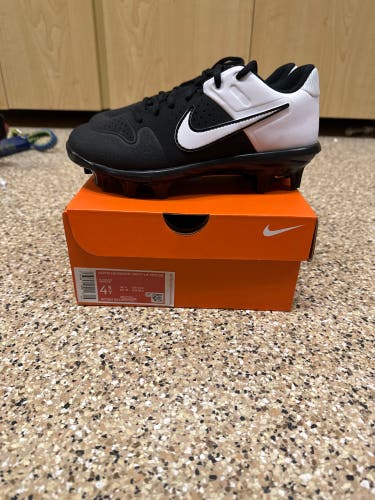 Brand new in box! Nike youth alpha huarache varsity low molded baseball cleat - size 4.5
