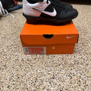 Brand new in box! Nike Youth Alpha Huarache Varsity Molded baseball/softball cleat, size 3.5 Youth