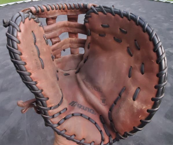 Used Mizuno Right Hand Throw First Base Professional model Baseball Glove 13"