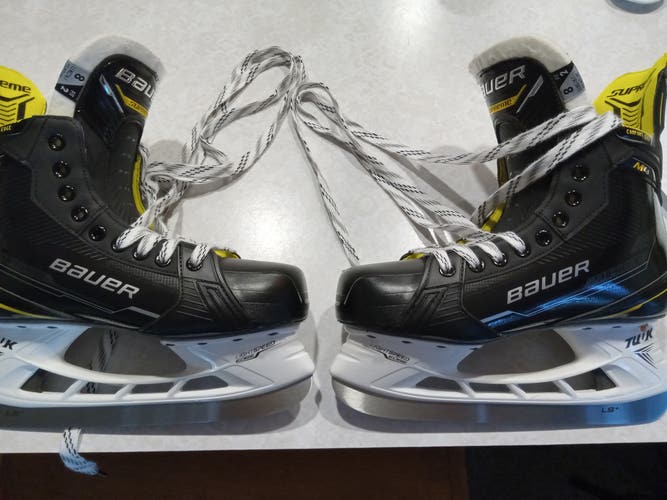 Senior Used Bauer Supreme M4 Hockey Skates Regular Width Size 8 - like new
