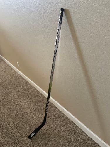 Intermediate Right Handed P92 Vapor Hyp2rlite Hockey Stick