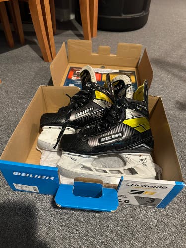 Used Bauer Wide Width Size 4 Supreme 3S Hockey Skates