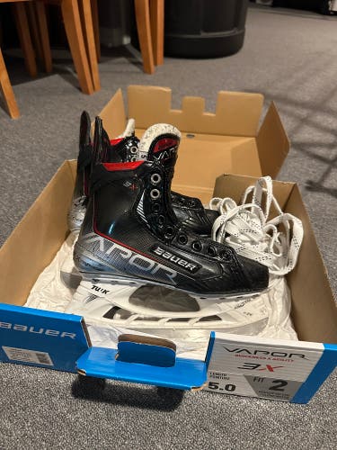 Used Bauer Size 5 Vapor 3X Hockey Skates