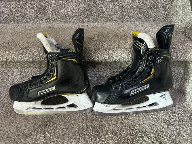 Used Bauer Regular Width  Size 4 Supreme 2S Hockey Skates