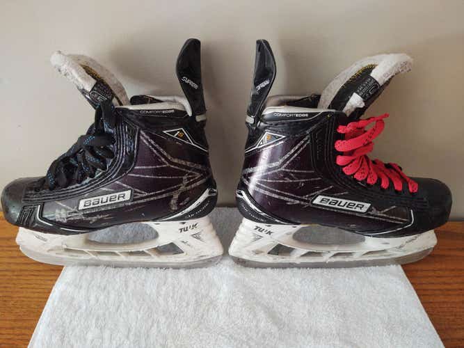 Junior Used Bauer Supreme 1S Hockey Skates Regular Width Size 3.5