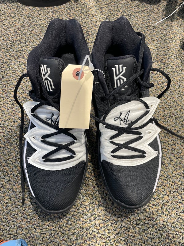 Used Men's 9.0 (W 10.0) Nike Kyrie 3 Shoes