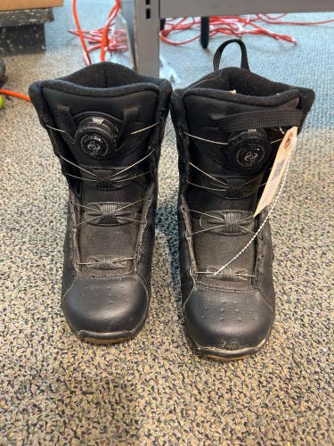 Used Kid's 4.0 DC Snowboard Boots Soft