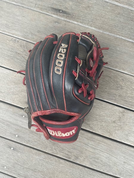 Used 2020 Wilson Right Hand Throw Infield A2000 Baseball Glove 11.5"