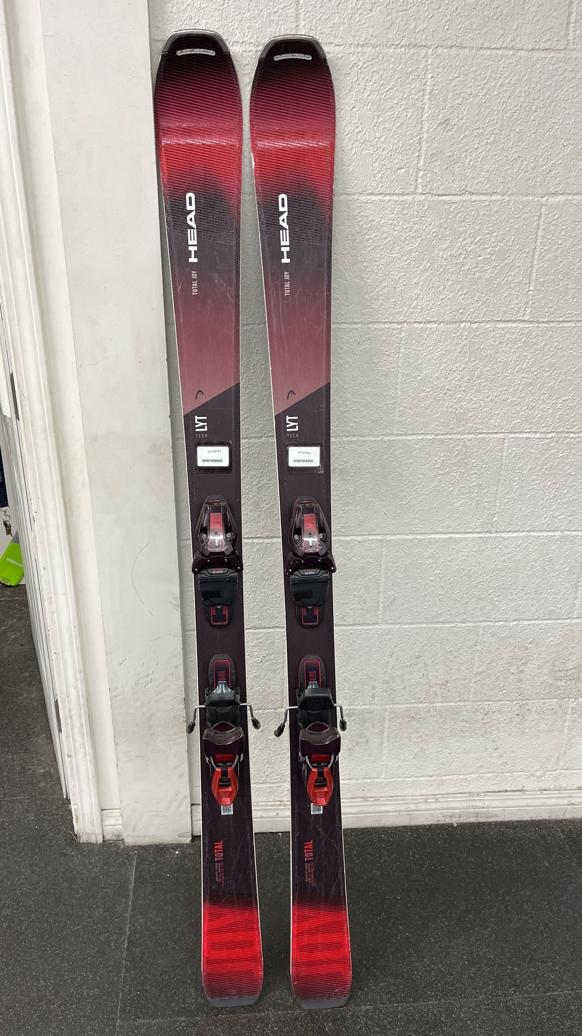 Used Women's 2023 HEAD 163 cm Total joy Skis With Bindings
