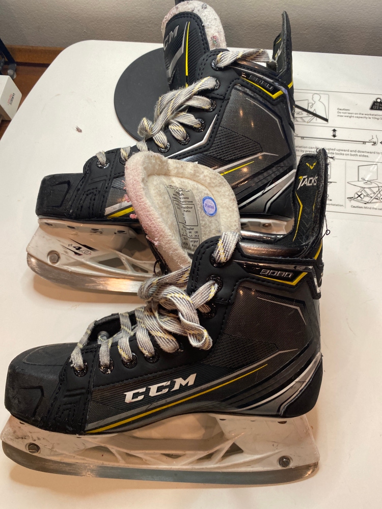 Intermediate Used CCM Tacks 9080 Hockey Skates (Regular) Size 5.0