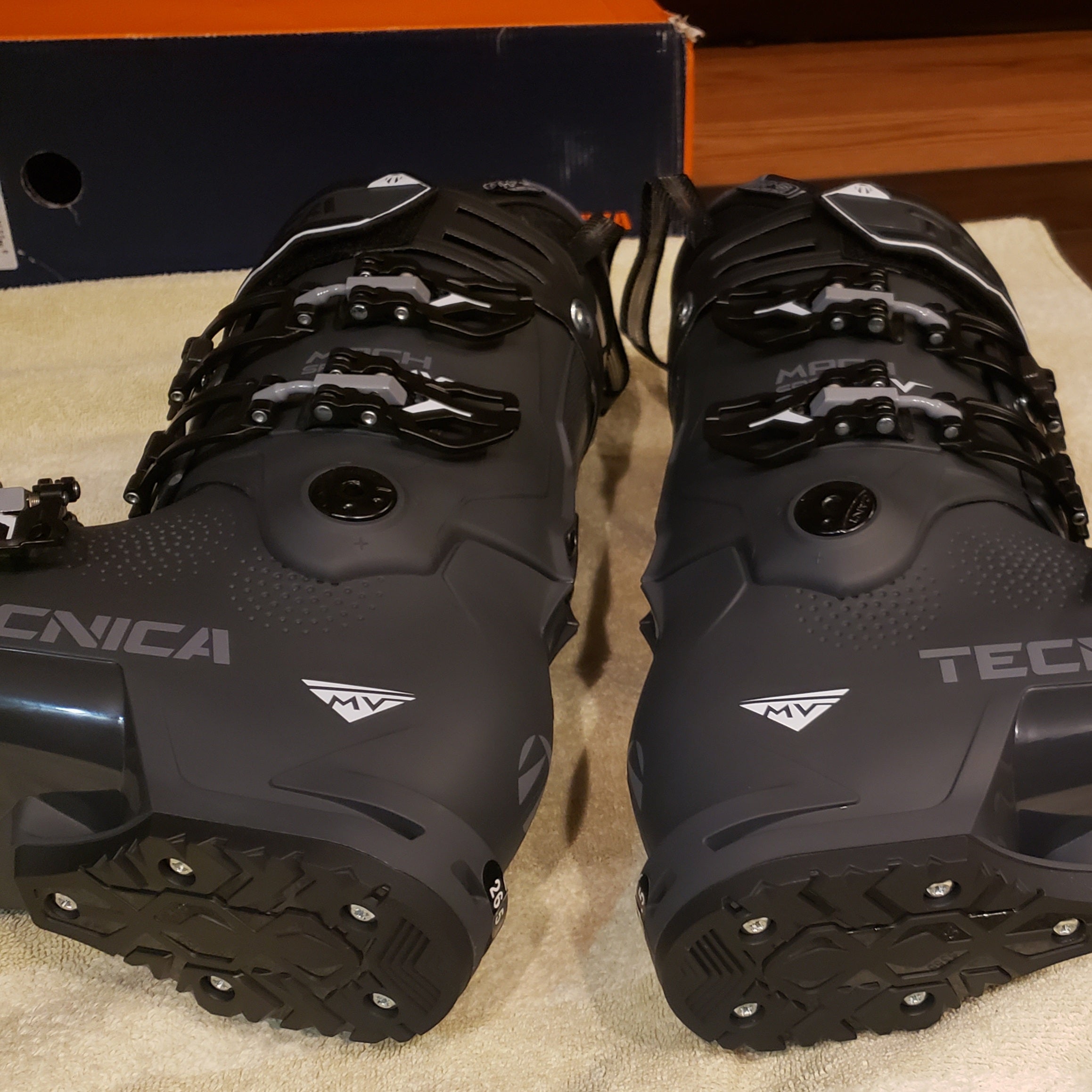 2023 TECNICA MACH SPORT 110 MV Ski Boots *NEW* MENS 8-8.5/26.5