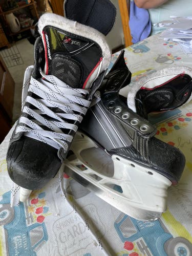 Used Bauer Regular Width Size 3.5 Vapor X700 Hockey Skates