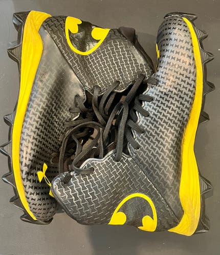 Under Armour Highlights Batman Men's Molded Cleats High Top Highlight