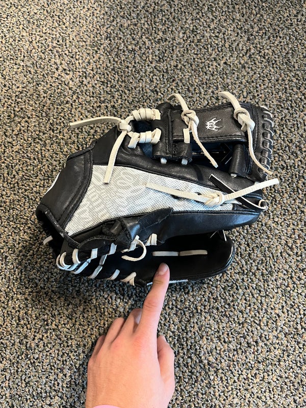 Used Outfield 11.5" A800 Baseball Glove SidelineSwap