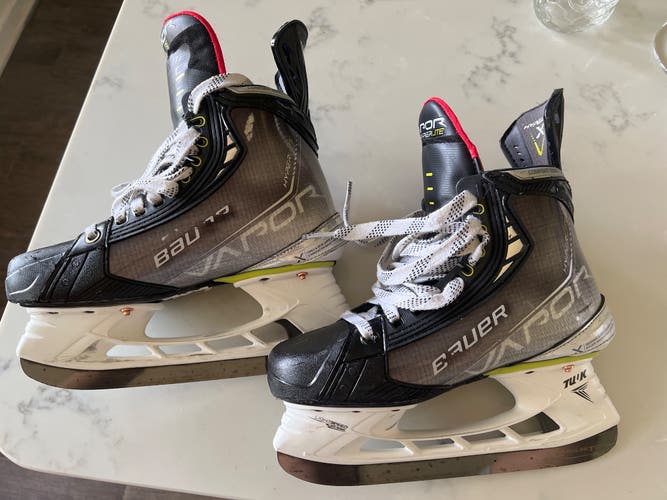 Used Bauer Size 4 Vapor Hyperlite Hockey Skates