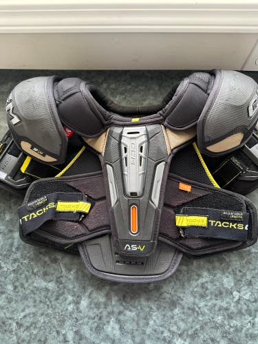 Ccm AS-V Shoulder Pads