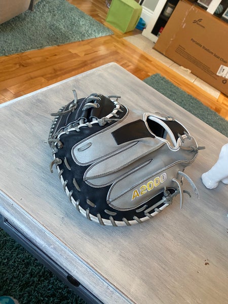 Right Hand Throw 33.5" A2000 Catcher's Glove